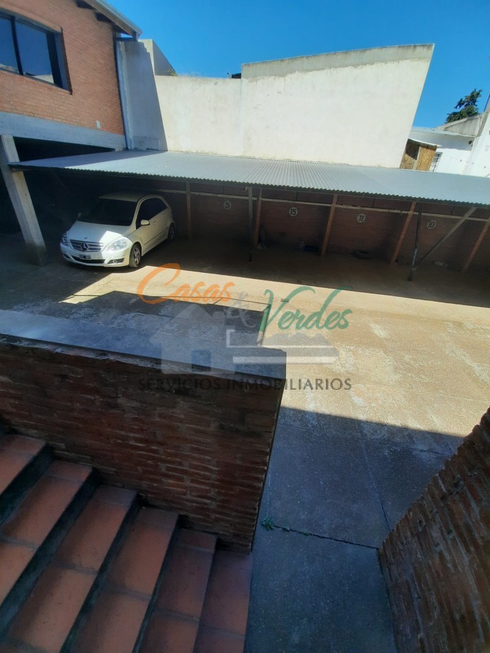 VENTA, depto 1 dormitorio con patio y cochera, todos los servicios