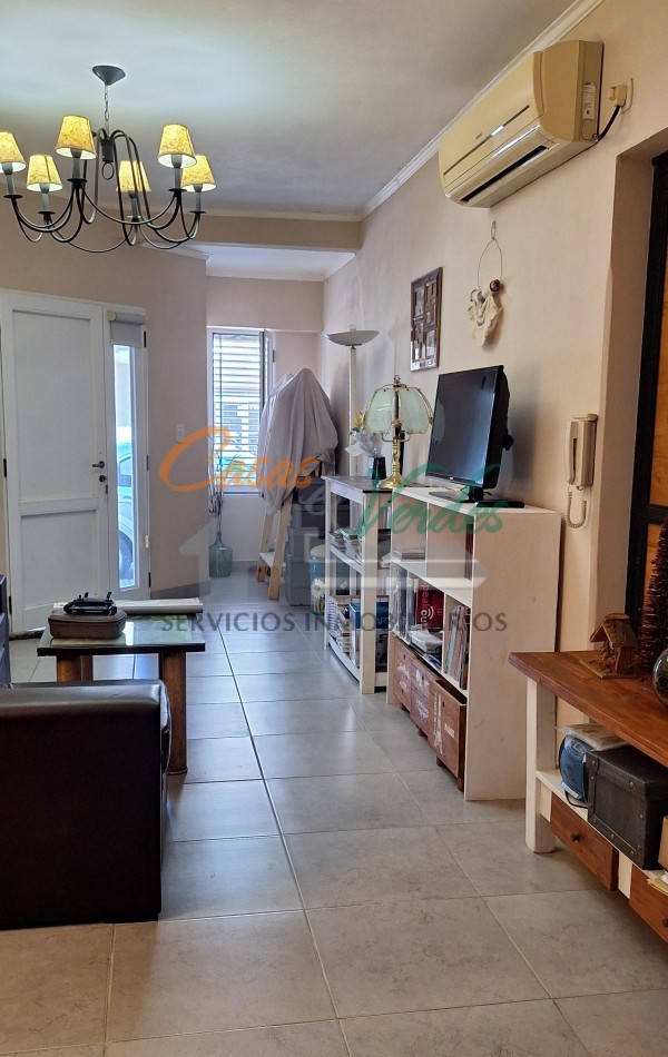  Venta, HERMOSA Y MODERNA CASA, en dos plantas, doble cochera, pileta,