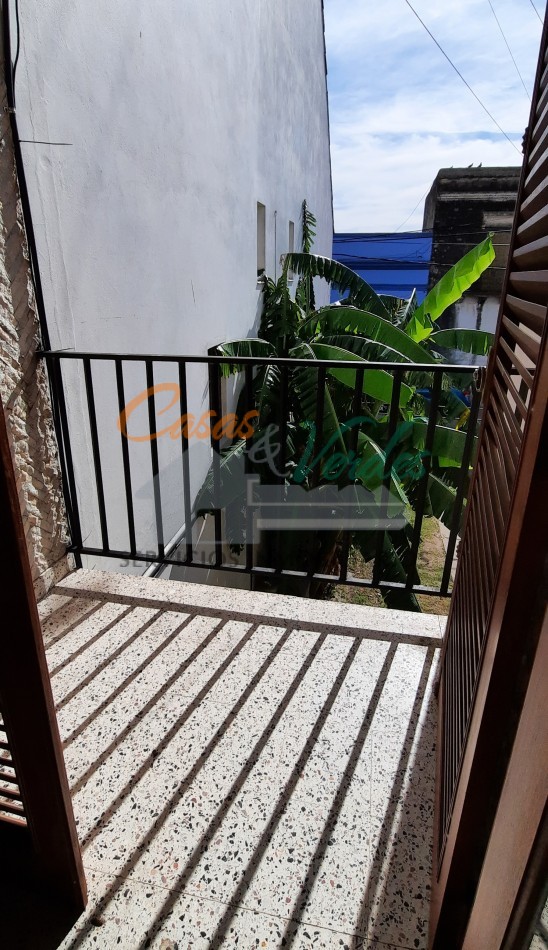 VENTA, casa Centrica, 2 dorm en pb , dependencias vs,  cochera, en planta alta 2 dormitorios, terraza, baño lavadero