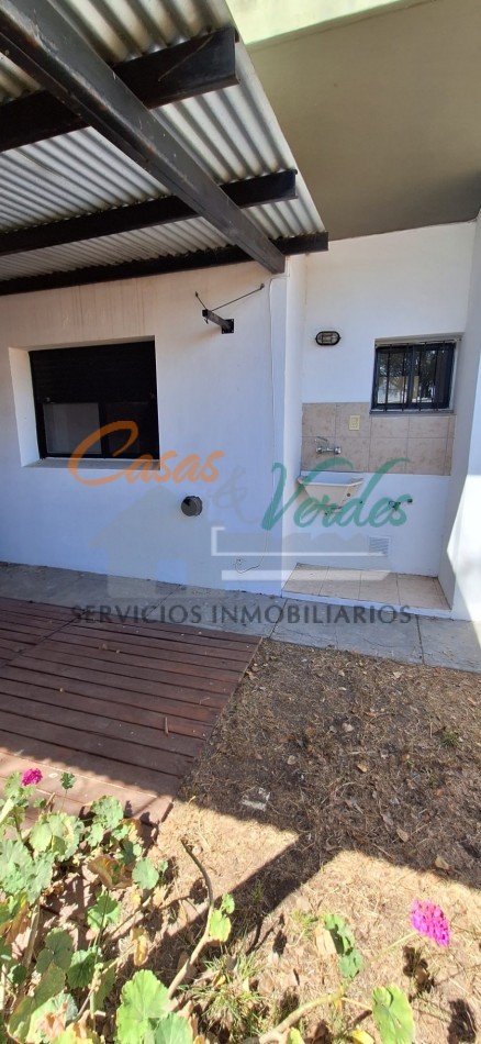 Venta, depto 2 dorm., patio de cesped, cochera, todos los servicios