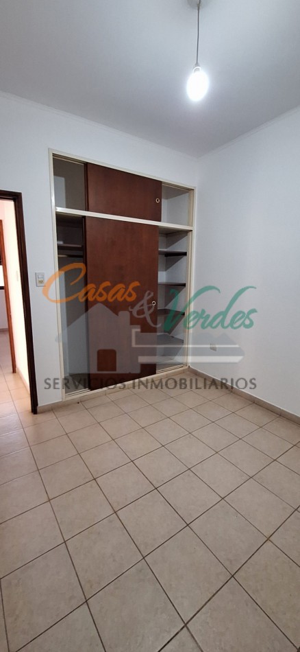 Venta, depto 2 dorm., patio de cesped, cochera, todos los servicios