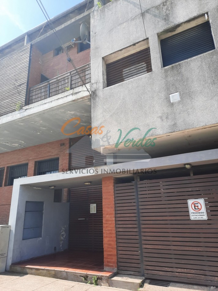 VENTA depto de 1 dormitorio, contrafente, con muy buena ventilacion cruzada, moderno, en 1 r piso por escaleras