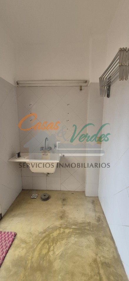 ALQUILER, depto CENTRICO, un dormitorio muy amplio , por escalera, 