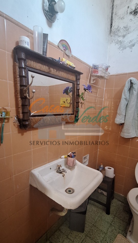 Casa muy buena ubicacion, calle Laprida casi Cuneo, con dos dorm, buen terreno