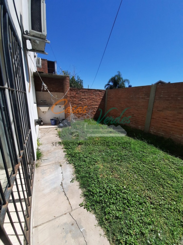 VENTA, depto 1 dormitorio con patio y cochera, todos los servicios
