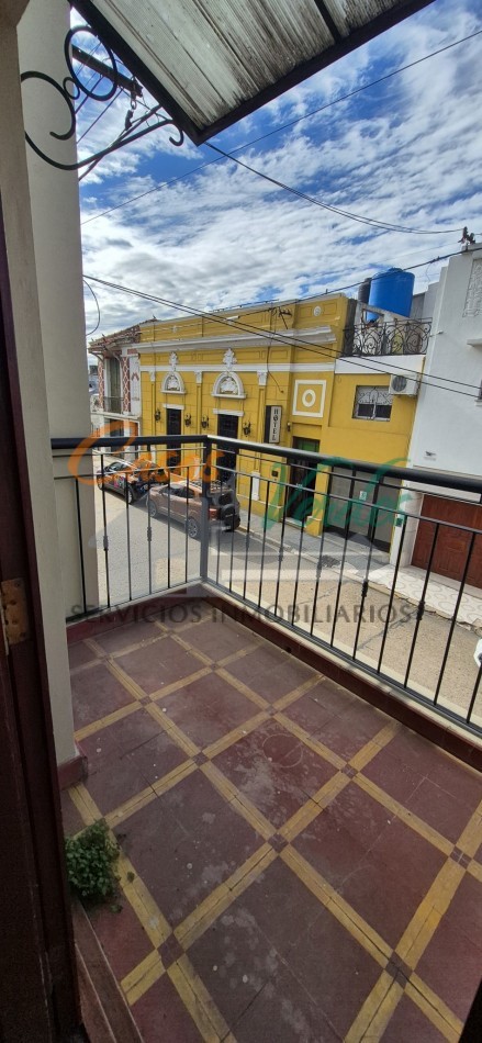 ALQUILER, depto CENTRICO, un dormitorio muy amplio , por escalera, 