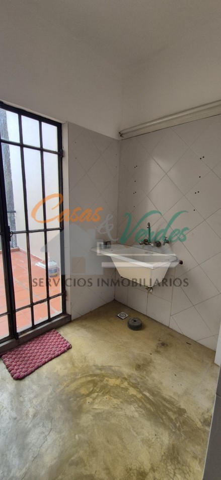 ALQUILER, depto CENTRICO, un dormitorio muy amplio , por escalera, 