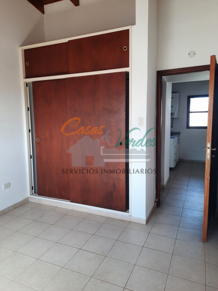 VENTA depto de 1 dormitorio, contrafente, con muy buena ventilacion cruzada, moderno, en 1 r piso por escaleras