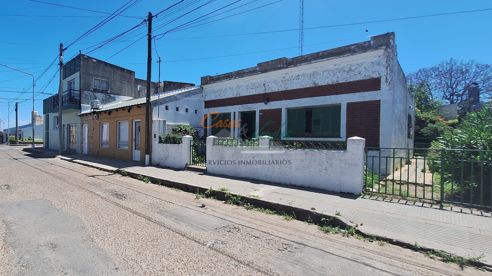 Casa muy buena ubicacion, calle Laprida casi Cuneo, con dos dorm, buen terreno