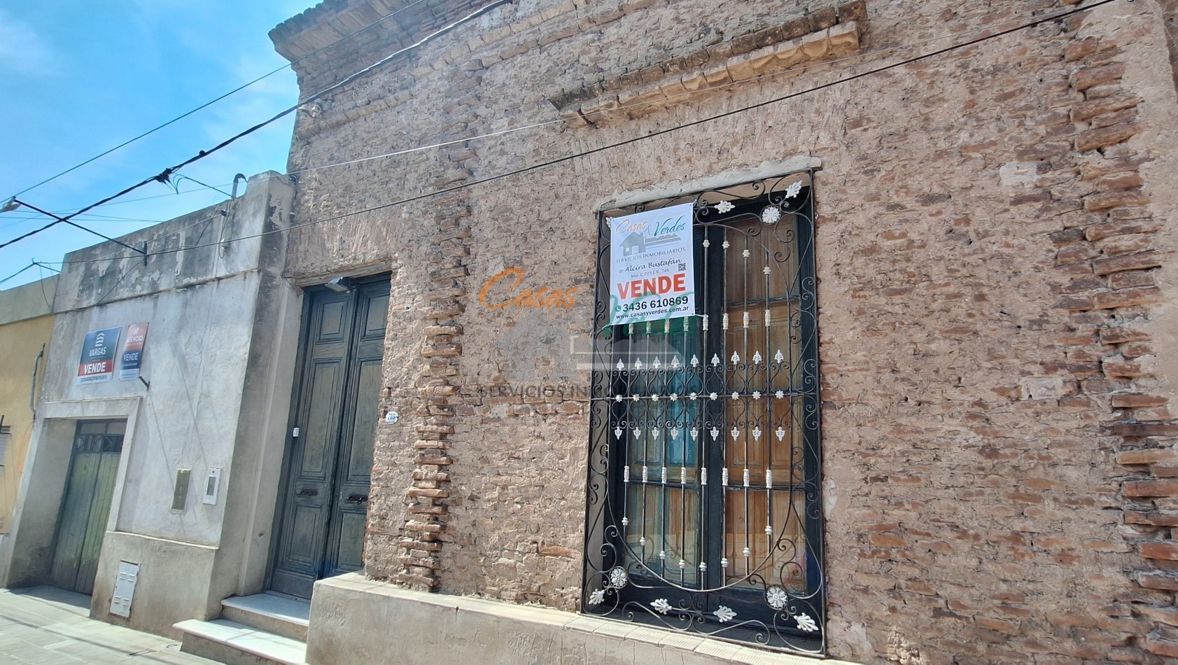 Casa centrica, antigua, en muy buen estado, con patio y cochera, gas natural