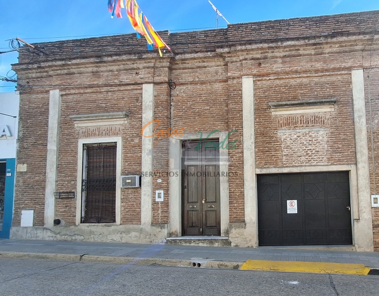 Casa  Antigua en ubicacion Centrica, zona comercial, muy buen estado 