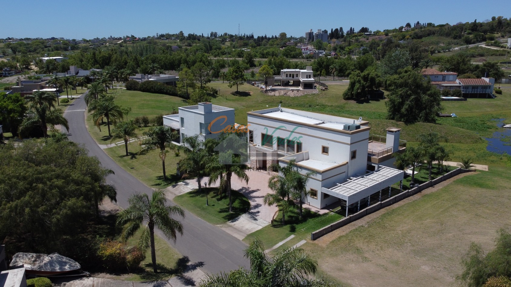 VENTA, casa en Country Solar de Victoria, amplios ambientes, quincho cerrado, pileta, cochera para embarcacion con malacate, todos los servicios