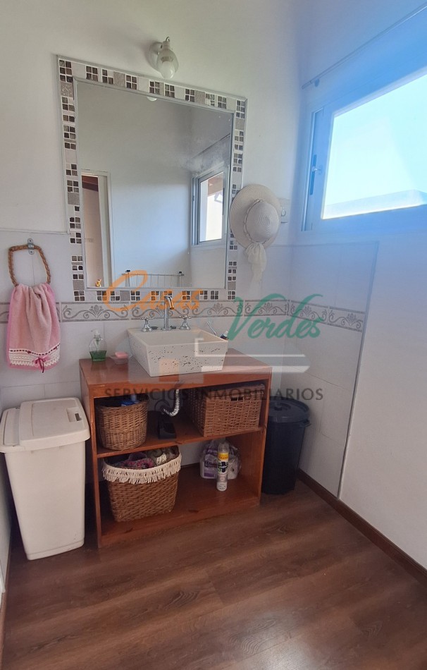  Venta, HERMOSA Y MODERNA CASA, en dos plantas, doble cochera, pileta,