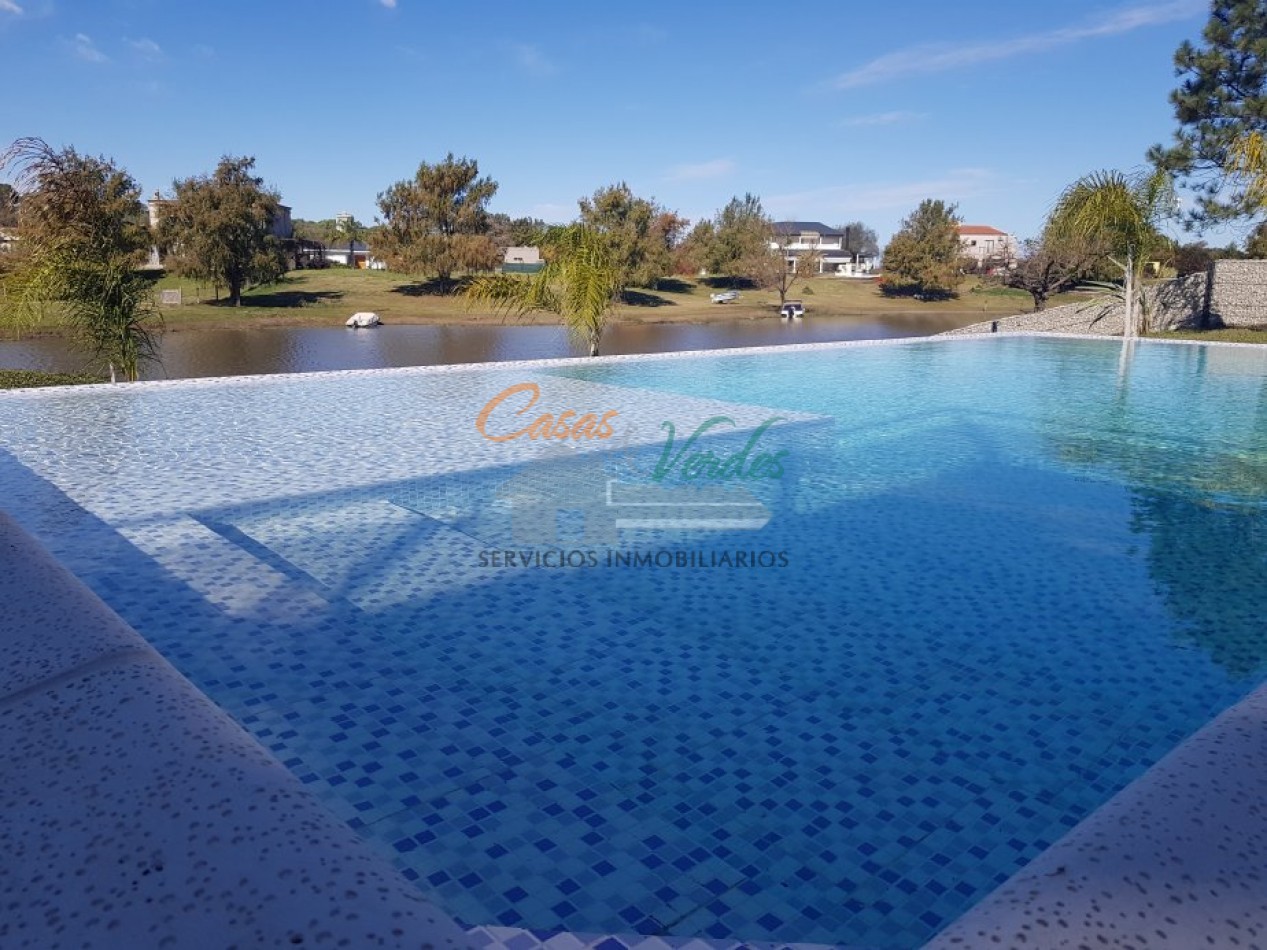 VENTA, casa en Country Solar de Victoria, amplios ambientes, quincho cerrado, pileta, cochera para embarcacion con malacate, todos los servicios