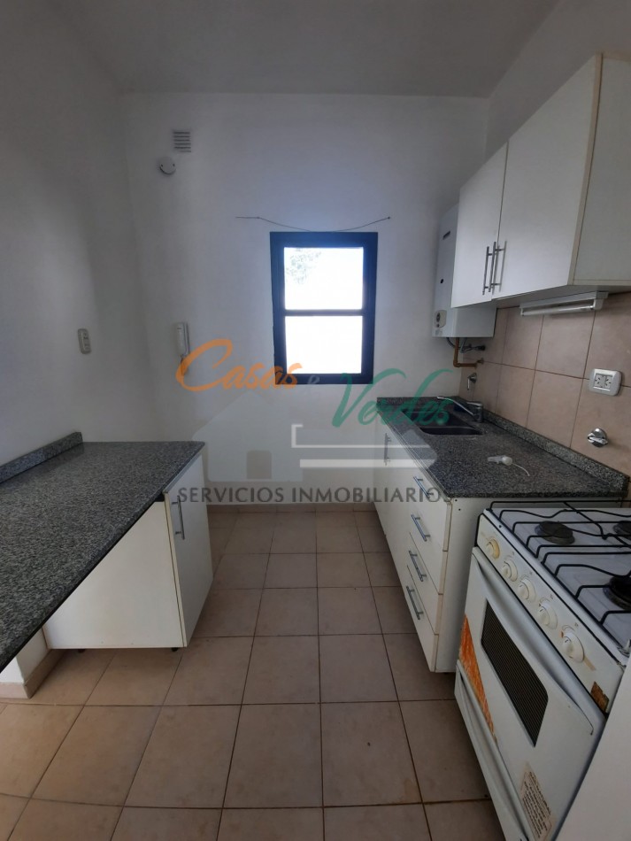 VENTA, depto 1 dormitorio con patio y cochera, todos los servicios