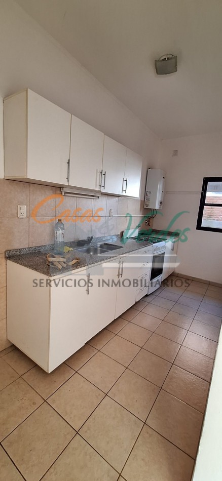 Venta, depto 2 dorm., patio de cesped, cochera, todos los servicios
