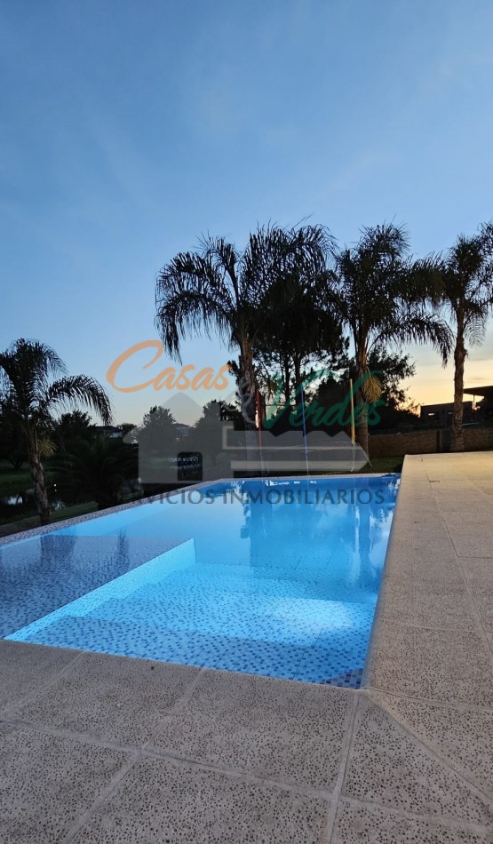 VENTA, casa en Country Solar de Victoria, amplios ambientes, quincho cerrado, pileta, cochera para embarcacion con malacate, todos los servicios