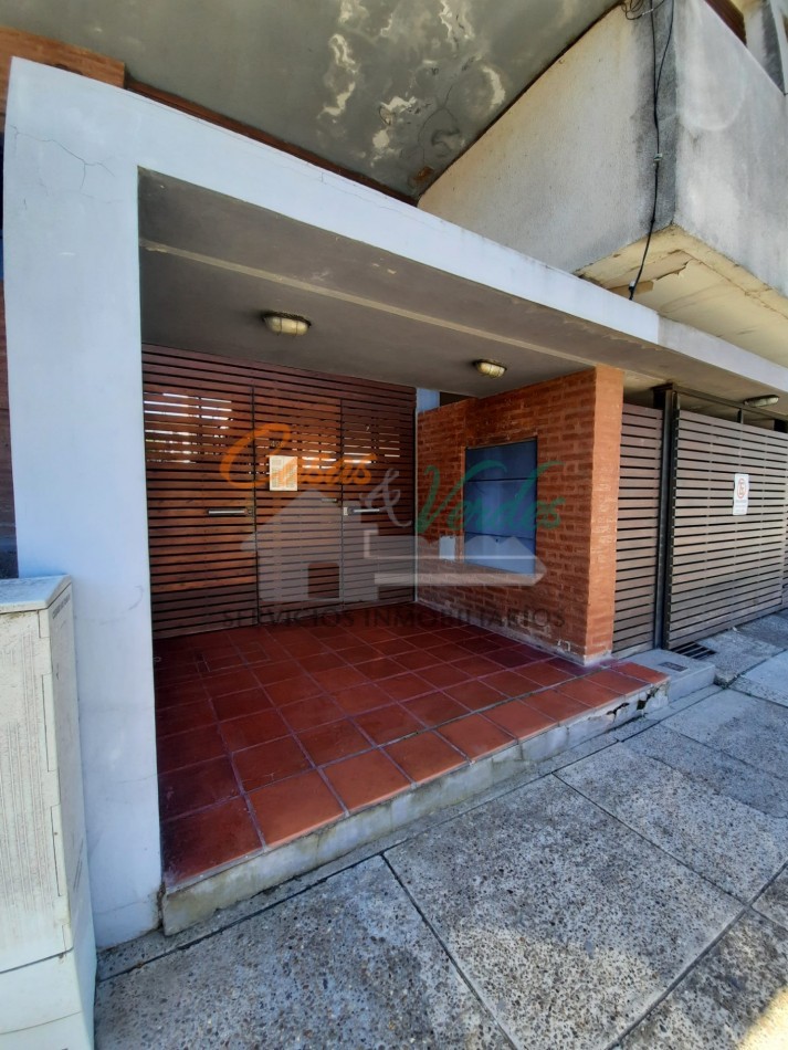 VENTA, depto 1 dormitorio con patio y cochera, todos los servicios