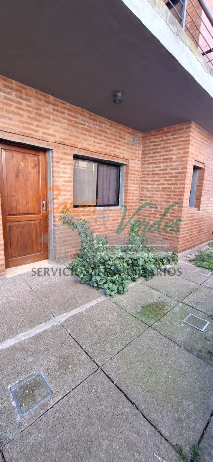 Venta, depto 2 dorm., patio de cesped, cochera, todos los servicios