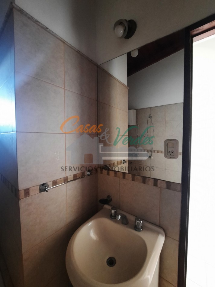 VENTA depto de 1 dormitorio, contrafente, con muy buena ventilacion cruzada, moderno, en 1 r piso por escaleras