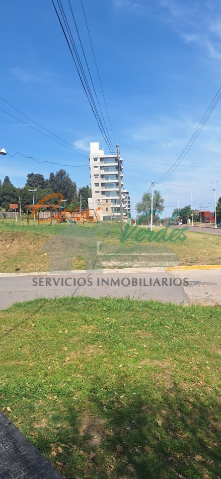 VENTA. Excelente propiedad. Zona residencial sobre Bvar zona hacia costanera. Dos baños. Dos dorm. Amplio patio. Cochera.