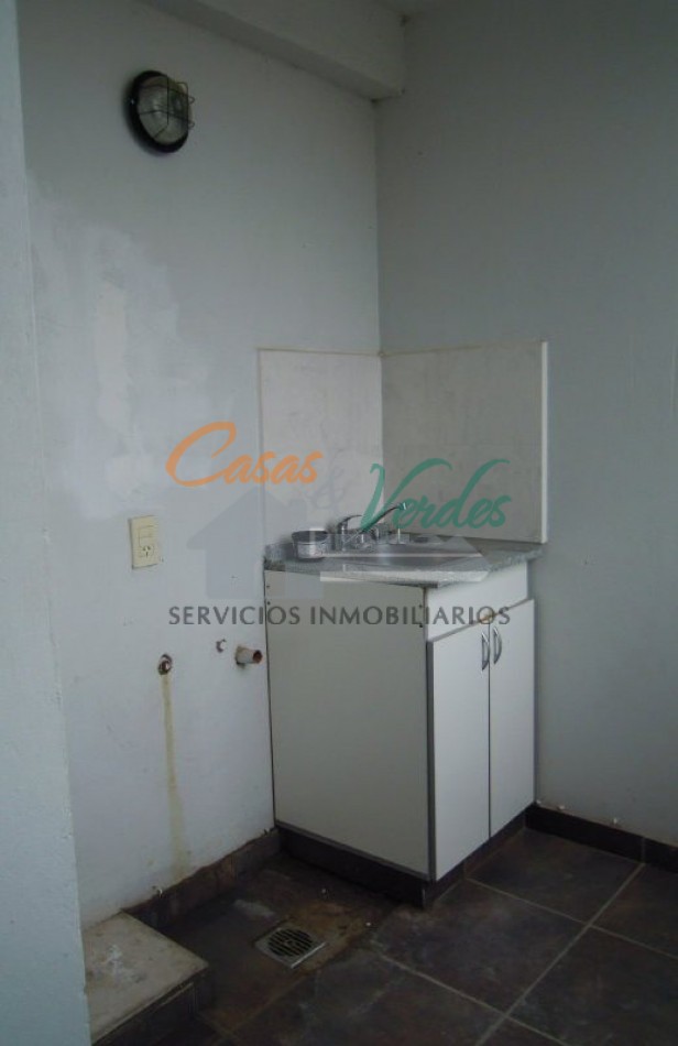 Venta Depto 1 dormitorio, contrafrente, con peq balcon , excelente ubicacion, todos los servicios 