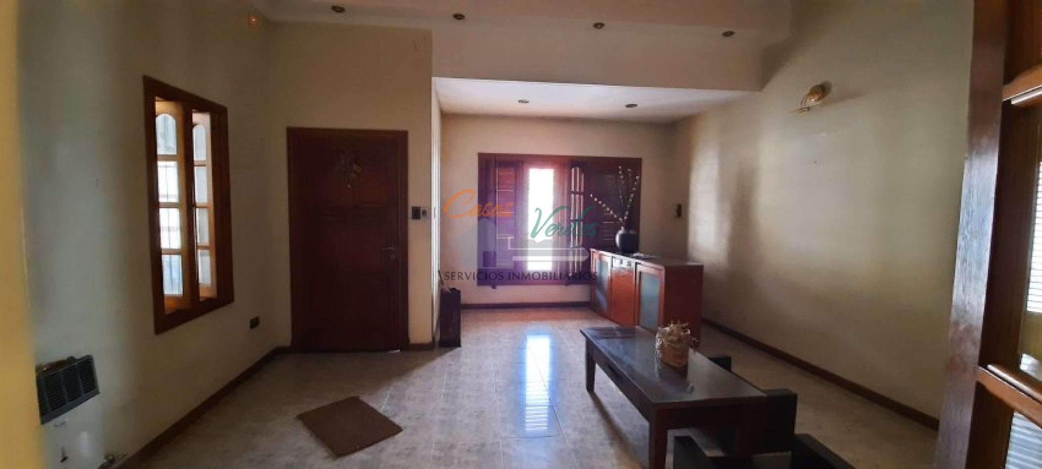 VENTA, PLENO CENTRO, amplios ambientes, 4 dorm. , doble cochera, aberturas de cedro, 3 baños, muy buen estado