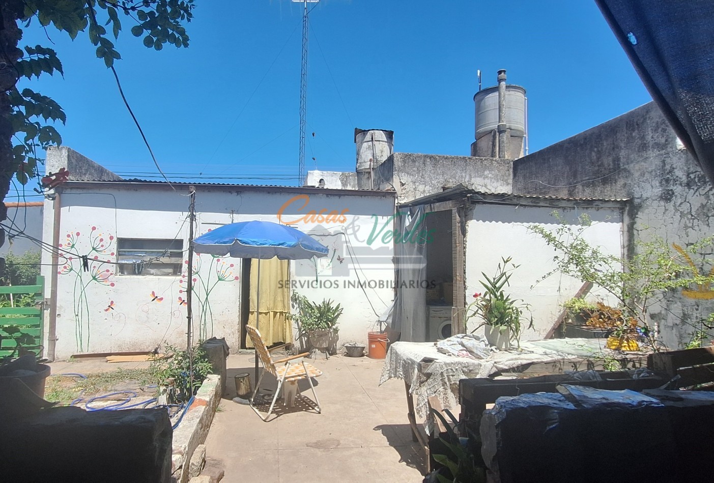 Casa muy buena ubicacion, calle Laprida casi Cuneo, con dos dorm, buen terreno