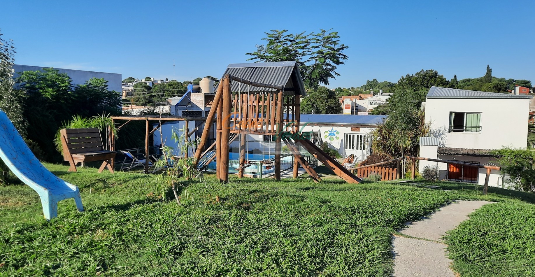 CABAÑAS TURISTICAS, con Cancha de futbol 5, salon tipo comedor al frente y Salon de Eventos, 7 cabañas + casa principal, hermosa vista al rio