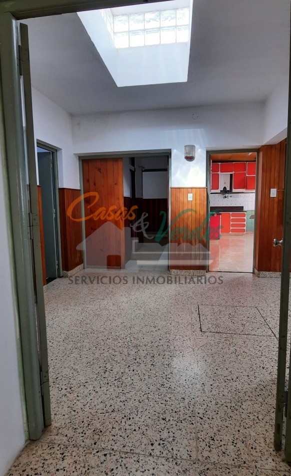 VENTA, casa Centrica, 2 dorm en pb , dependencias vs,  cochera, en planta alta 2 dormitorios, terraza, baño lavadero