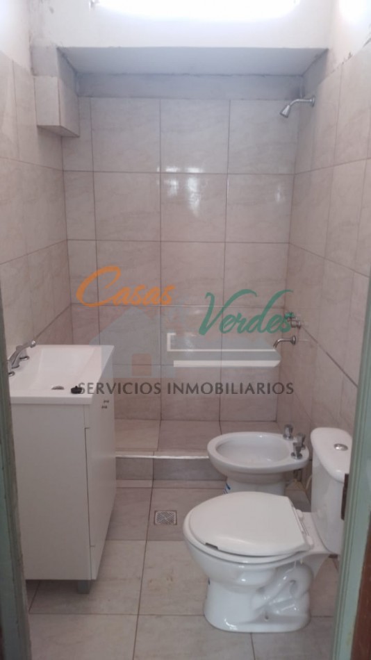 VENTA, casa Centrica, 2 dorm en pb , dependencias vs,  cochera, en planta alta 2 dormitorios, terraza, baño lavadero