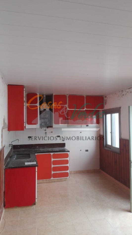VENTA, casa Centrica, 2 dorm en pb , dependencias vs,  cochera, en planta alta 2 dormitorios, terraza, baño lavadero