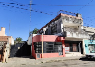 VENTA, importante propiedad, con DOS locales comerciales, casa completa en dos plantas, cochera, pileta, y un depto al fondo.