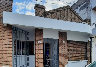 VENTA, muy buena propiedad en pleno centro de la ciudad, EXCELENTE estado, todos los servicios, 2 dorm, cocina separada, placares, 2 baños.