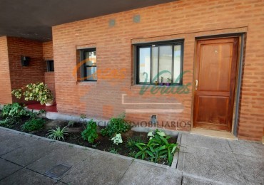 VENTA, depto 1 dormitorio con patio y cochera, todos los servicios