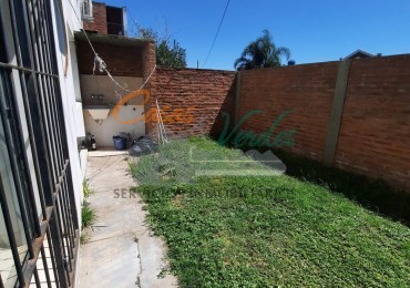 VENTA, depto 1 dormitorio con patio y cochera, todos los servicios
