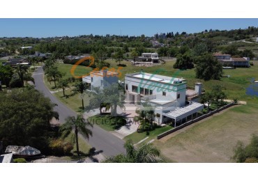 VENTA, casa en Country Solar de Victoria, amplios ambientes, quincho cerrado, pileta, cochera para embarcacion con malacate, todos los servicios