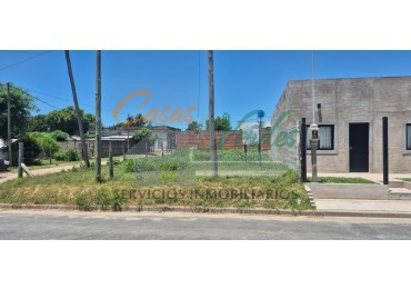 VENTA, terreno en ESQUINA, 10m por calle Congreso, 24m. por calle Ituzaingo, servicios de luz, agua y cloacas.- Calle principal de ingreso a la ciudad.-