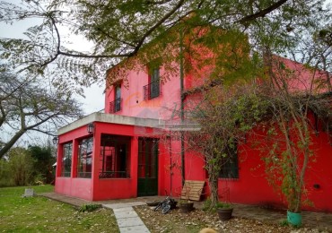 ALQUILER HERMOSA casa, a metros del rio y costanera, parque, pileta, 9 ambientes 3 baños, cochera, gas natural